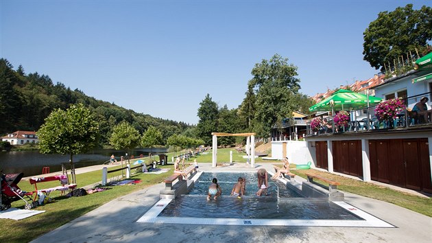 Plovrna U Vclava v Psku nabz koupn v ece Otav i dtskm baznu a brouzdaliti.