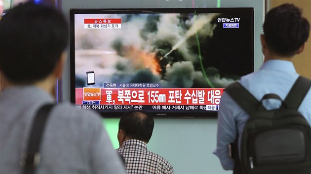 Obyvatel Soulu sleduj zpravodajstv o odvetn dlosteleck palb na KLDR, jej vojci ostelovaci propagandistick tlampa (20. srpna 2015)