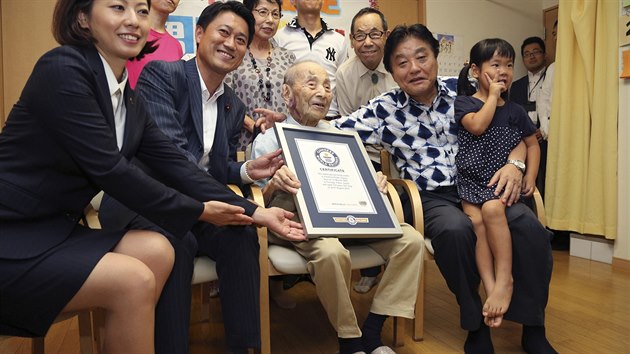 Jasutaro Koide se stal v ptek 21. srpna oficiln nejstarm muem planety, na snmku se svou rodinou.