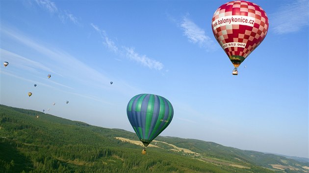 Tradiční každoroční balonová fiesta u hradu Bouzov (22. srpna 2015).