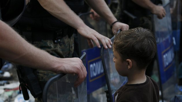 Tisce benc uvzly na zem nikoho mezi eckem a Makedoni (22. srpna 2015)