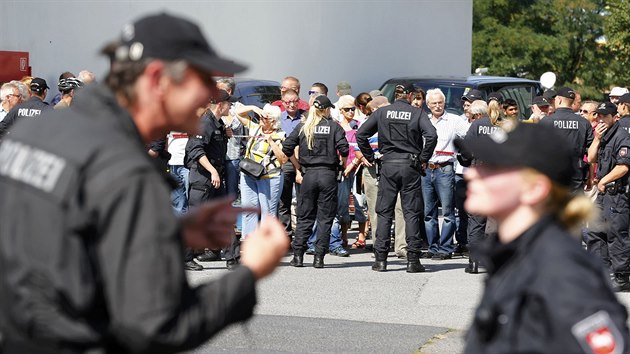 Ped uprchlick centrum v Heidenau dorazili i odprci migrant (26. srpna 2015)