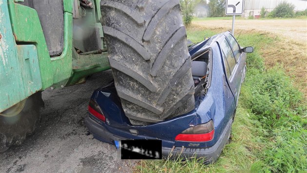 Traktor osobní vozidlo doslova slisoval. Řidičku zachránila včasná a duchapřítomná reakce i to, že nebyla připoutaná.