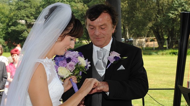 Pavel Trvnek navlkl v roce 2015 snubn prsten ji potvrt.