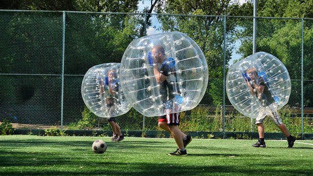 Bumper ball, neboli fotbal v koulch, pochz z Novho Zlandu.