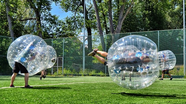 Bumper ball, neboli fotbal v koulch, pochz z Novho Zlandu.