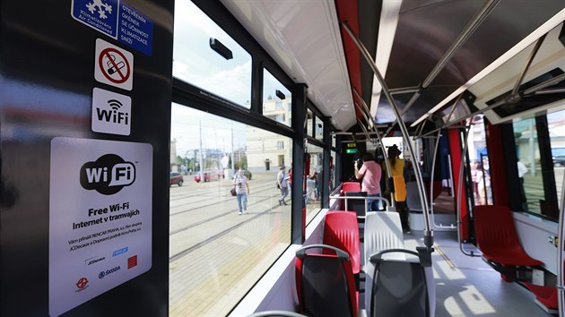 Nov tramvaj ForCity Alfa m plastov sedaky, klimatizaci a wi-fi (24.8.2015).