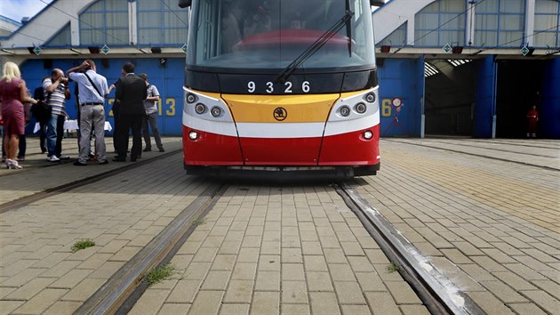 Nov tramvaj ForCity Alfa m plastov sedaky, klimatizaci a wi-fi (24.8.2015).