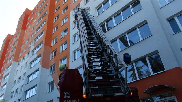 V paneláku v pražské Pšenčíkově ulici hořely stoupačky (26.08.2015).