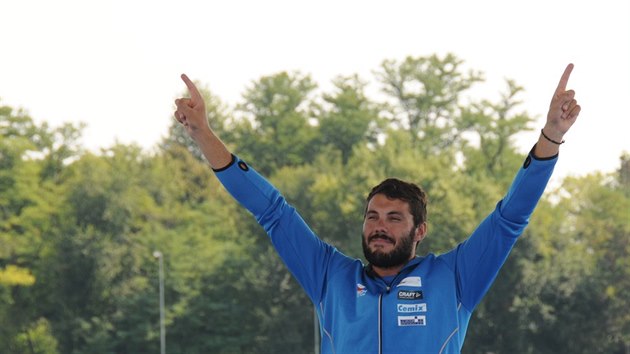 Josef Dostál na stupních vítězů na mistrovství světa v Miláně.