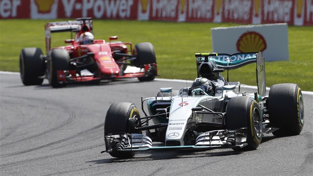 Nico Rosberg ped Sebastianem Vettelem na trati Velk ceny Belgie formule 1.