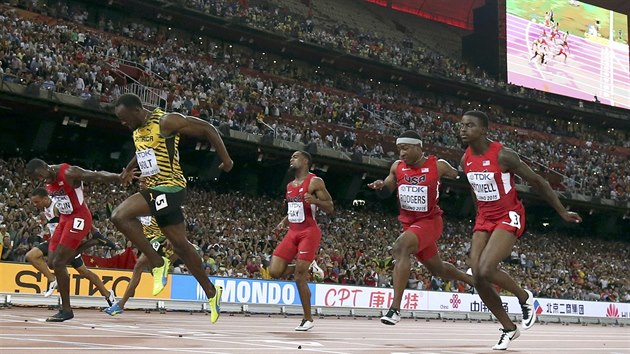 VELK SPEKTKL. Usain Bolt a Justin Gatlin  (uprosted) ve finle stovky na MS v Pekingu, v krajnch drahch finiuj bronzov Trayvon Bromell a Andre De Grasse.