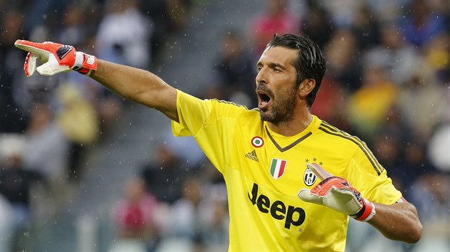 Brank Juventusu Gianluigi Buffon diriguje svoje spoluhre.