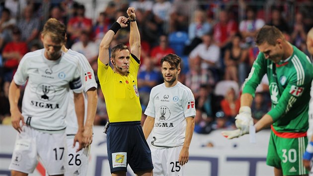 Rozhod Tom Kocourek v obklopen olomouckmi fotbalisty.