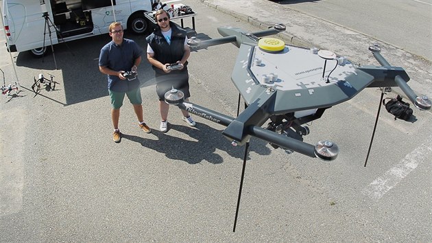 Plze zskala od adu pro civiln letectv povolen, e me vyuvat drony. Msto u nakoupilo est tchto stroj, cena jednoho se prmrn pohybuje od 200 do 300 tisc korun. (21. srpna 2015)