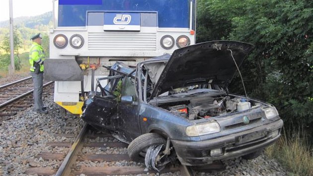 Projdc vlak havarovan auto zcela zdemoloval.