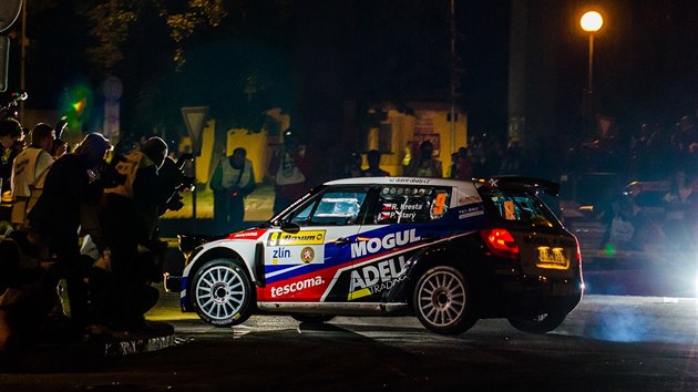 Městská rychlostní zkouška při Barum Czech Rally 2014. Na snímku vůz Romana Kresty, který letos ve Zlíně závodit nebude.