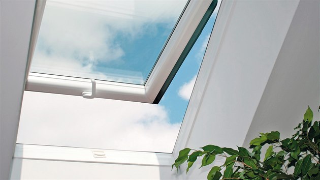 Plastové střešní okno Skylight  Premium nabízí  vícekomorový profil se zaobleným designem. Vnitřní barva bílá, venkovní hnědá. V základním rozměru 78 × 98 cm je cena 4 086 Kč.