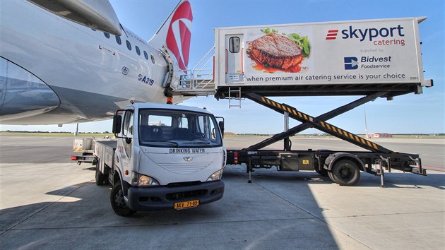 Sk vozidel cateringu umouje nakldku a vykldku kontejner s jdlem v rovni dve letadla.