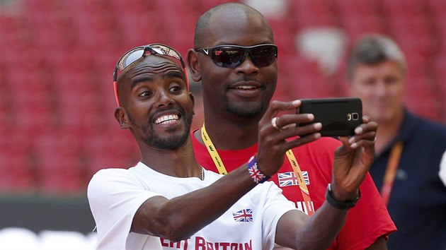 SELFIE S DOKTOREM. Vytrvalecký fenomén Mo Farah si v prbhu páteního tréninku...