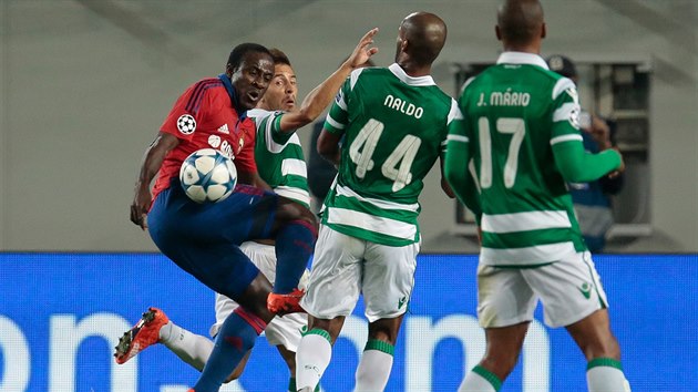 Seydou Doumbia (vlevo) z CSKA Moskva v souboji s obranou Sportingu Lisabon.