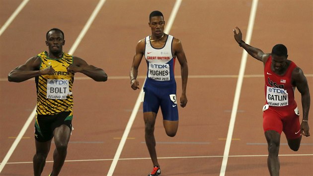 Usain Bolt (vlevo) probh vtzn clem bhu na 200 metr na MS v Pekingu.