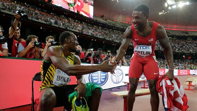 Usain Bolt (vlevo) pijm gratulaci od americkho  rivala Justina Gatlina.
