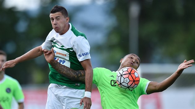 Jabloneck zlonk Nermin Crnki (vlevo) v souboji s obrncem Kennym Tetem z Ajaxu Amsterdam.