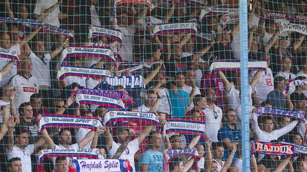 Fanouci Hajduku Split pi zpasu poslednho pedkola Evropsk ligy (20. srpna 2015).