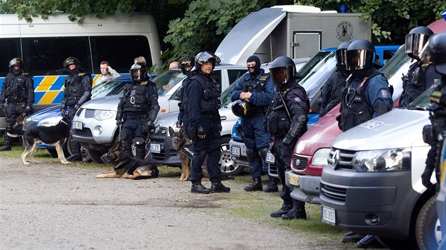 Fanouky Hajduku Split musela hldat policie (20. srpna 2015).
