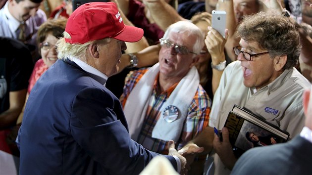 Prezidentsk kandidt Donald Trump pi projevu na stadionu v alabamskm mst Mobile (21. srpna 2015).