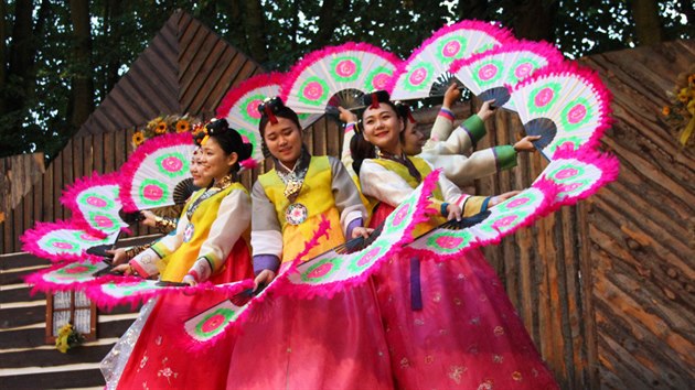 Folkloru v Koreji se vnuj pevn eny. Ve 34lennm souboru je pouze sedm mu, kte navc netan, ale k tanci hraj.