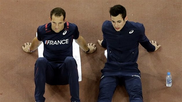 Francouzt tykai Renaud Lavillenie (vlevo) a Kvin Mnaldo se sousted na finlov pokusy bhem MS v Pekingu.