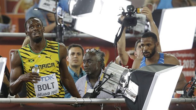 Usain Bolt míí po svém rozbhu na 200 metr mezi novináe.
