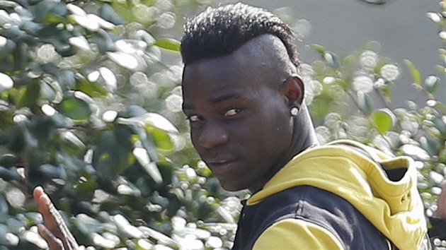 Mario Balotelli po cest do tréninkového centra AC Milán zdraví fanouky.