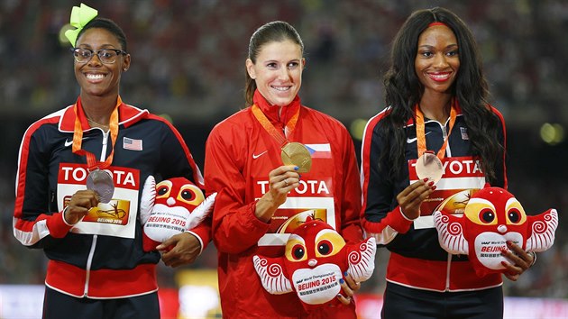 Zuzana Hejnov si ze zvodu MS v Pekingu na 400 metr pekek odnesla zlato, obklopuj ji americk soupeky - stbrn Shamier Littleov (vlevo) a bronzov Cassandra Tateov.