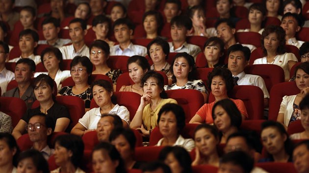 Severokorejsk publikum pihl koncertu Laibach (19. srpna 2015).