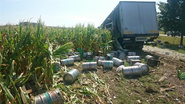 Nehoda tří nákladních aut a jednoho osobního vozu zablokovala na několik hodin silnici I/14 mezi Solnicí a Ještěticemi na Rychnovsku (26.8.2015).