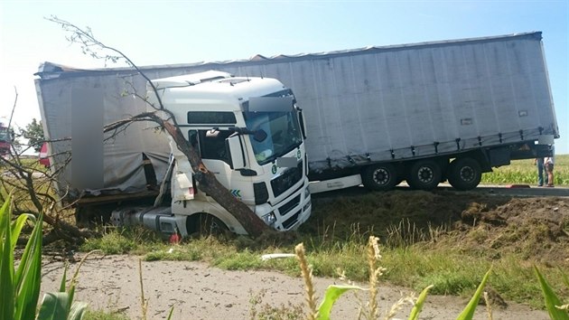 Nehoda t nkladnch aut a jednoho osobnho vozu zablokovala na nkolik hodin silnici I/14 mezi Solnic a Jetticemi na Rychnovsku (26.8.2015).