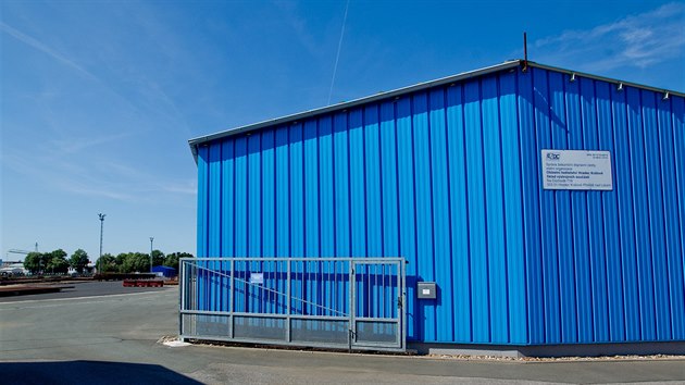 S�DC skladuje d�ev�n� pra�ce v oplocen�m are�lu v Ploti�t�ch.