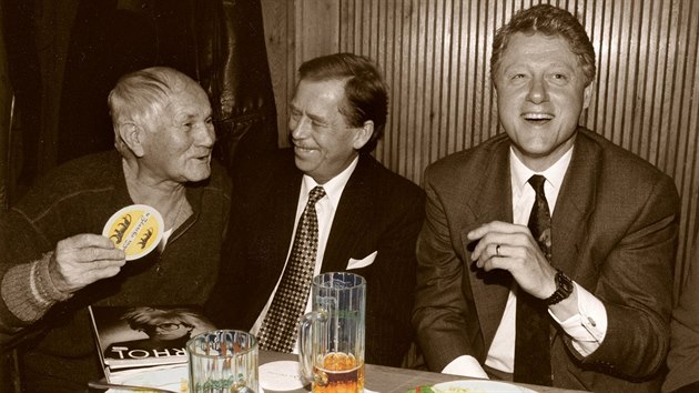 Hrabal, Havel a Clinton. Spisovatel a dva prezidenti na pivu v hospodě U Tygra v roce 1994.