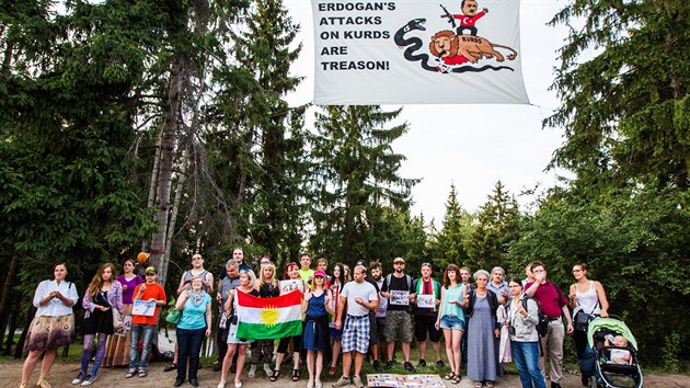 Protest iniciativy proti Islmskmu sttu ped tureckou ambasdou (26. 8. 2016).