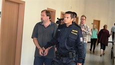 Eskorta p�ivádí k �eskobud�jovickému soudu �editele vazební v�znice v...