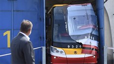Praský dopravní podnik pedstavil 24. srpna modernizovanou tramvaj koda 15T...