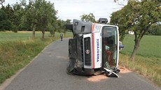 Sanitka se na P�íbramsku vyhýbala autobusu, skon�ila na boku (28.8.2015)