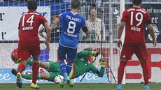 MÁM TO! Branká Bayernu Manuel Neuer chytá penaltu Eugena Polanského z...