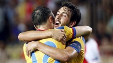 POSTUP! Kapitán Valencie Dani Parejo slaví se spoluhrá�em Fuegem postup do Ligy...
