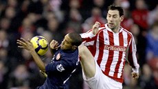 Rory Delap ze Stoke City (vpravo) bojuje o mí s Gaelem Clichym z Arsenalu