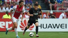 Jablonecký Vjačeslav Karavajev stíhá v utkání proti Ajaxu Amsterdam domácího...