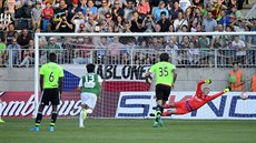 ZLOMOVÝ MOMENT. Ján Gregu� mohl odpov�d�t na prom�n�nou penaltu Arkadiusze...